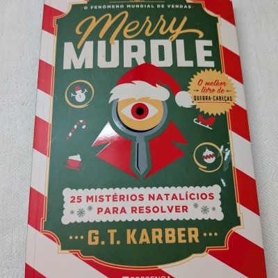 Capa de livro Merry Murdle com tema natalício em verde e vermelho.