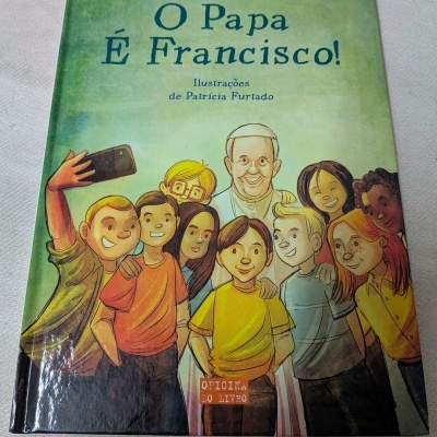 Capa de livro infantil O Papa É Francisco! com ilustração do Papa e várias crianças