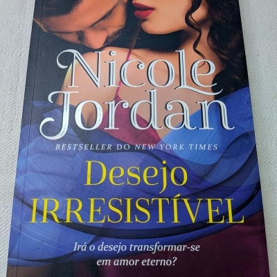 Livro Desejo Irresistível de Nicole Jordan com imagem de casal e texto na capa