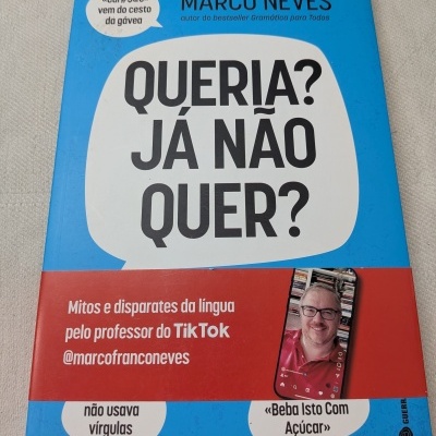 Capa de livro azul e vermelha de Marco Neves com título QUERIA? JÁ NÃO QUER? e texto sobre língua e TikTok