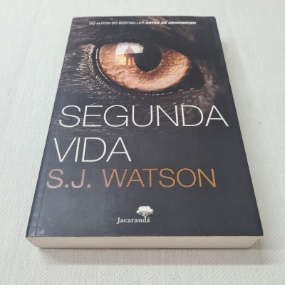 Capa do livro 'SEGUNDA VIDA' de S.J. Watson com olho castanho em fundo preto