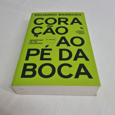 Livro Coração ao Pé da Boca com capa verde-limão e texto preto