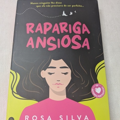 Capa de livro intitulada Rapariga Ansiosa de Rosa Silva com ilustração de rapariga e texto destacado