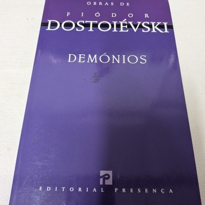 Capa de livro roxa com texto branco e preto