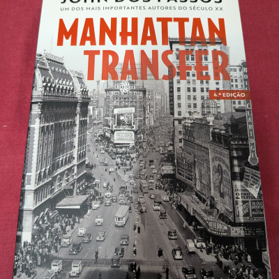 Capa de livro Manhattan Transfer de John Dos Passos com fotografia preto e branco de rua em Manhattan