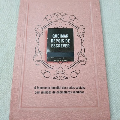 Capa de livro rosa com título em preto e branco e texto adicional em preto