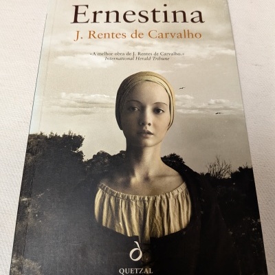 Capa do livro Ernestina com ilustração de mulher vestida à moda antiga