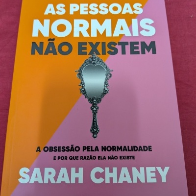 Capa de livro com título As pessoas normais não existem e espelho vintage