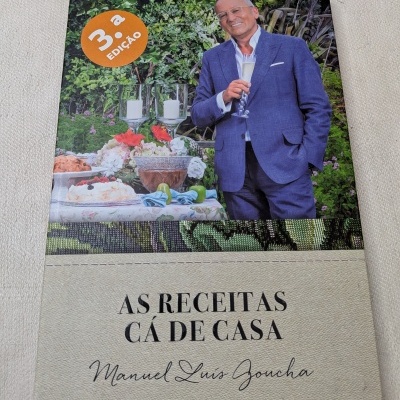 Capa de livro de receitas com autor e mesa decorada em jardim