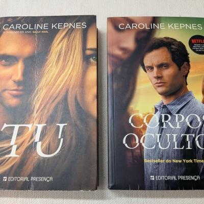 Dois livros de capa mole de Caroline Kepnes, títulos TU e CORPOS OCULTOS, sobre superfície branca.