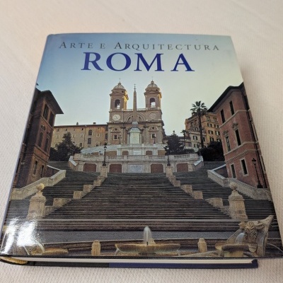 Livro com capa de escadarias espanholas em Roma e texto Arte e Arquitectura Roma