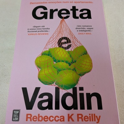 Capa de livro rosa com título Greta Valdin, autor Rebecca K Reilly e imagem de limões numa rede vermelha