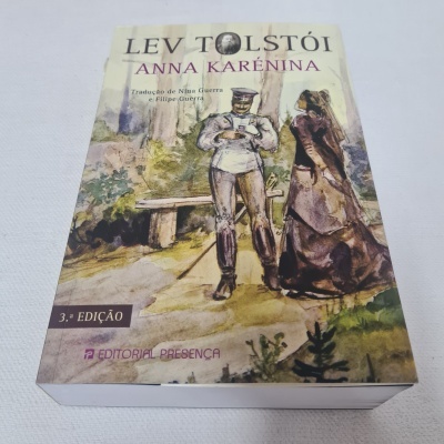 Livro Anna Karénina com capa ilustrada e texto de edição