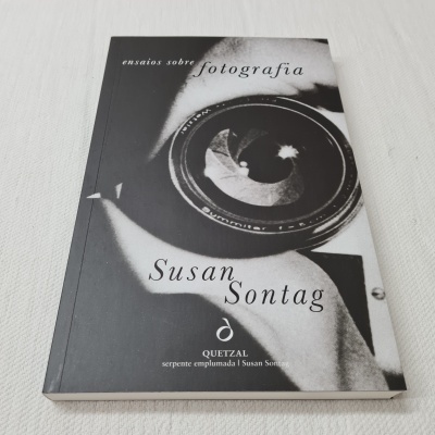 Capa do livro 'ensaios sobre fotografia' de Susan Sontag com imagem de câmara fotográfica