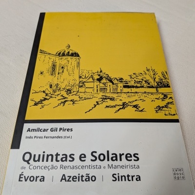 Capa de livro amarelo e branco com título Quintas e Solares e ilustração de edifícios históricos em preto