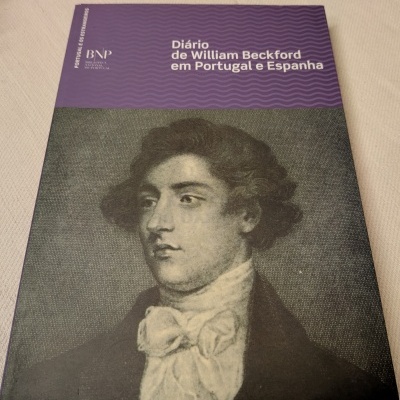 Capa de livro Diário de William Beckford em Portugal e Espanha com retrato antigo de homem.