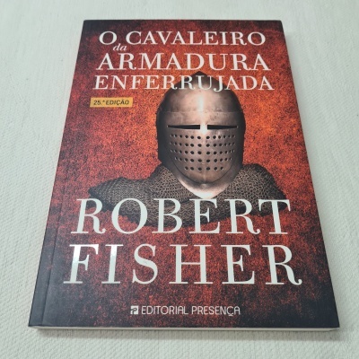 Capa de livro com um cavaleiro de armadura e texto em destaque