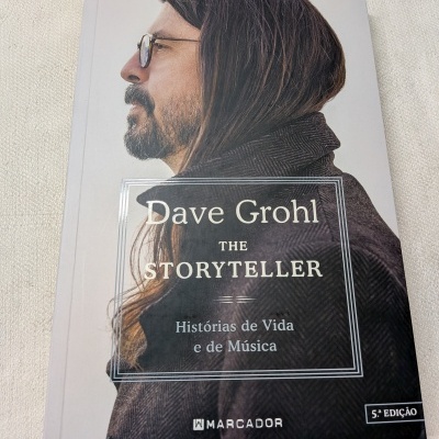 Capa do livro Dave Grohl The Storyteller com imagem de um homem de perfil e texto em português.