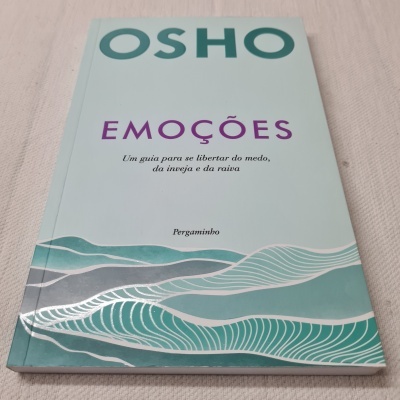 Livro EMOÇÕES de OSHO com design azul e verde e texto em roxo
