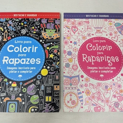 Dois livros para colorir um para rapazes com capa preta e desenhos espaciais e outro para raparigas com capa branca e desenhos infantis