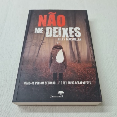 Livro 'NÃO ME DEIXES' com capa com pessoa na floresta enevoada