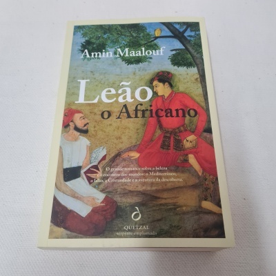 Capa de livro 'Leão o Africano' com ilustração de duas figuras históricas de roupas tradicionais e árvore ao fundo.