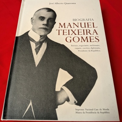 Capa de livro biografia Manuel Teixeira Gomes com imagem de homem formal a preto e branco