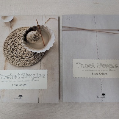 Capas de livros Crochet Simples e Tricot Simples com objetos de croché e tricô sobre fundo claro.