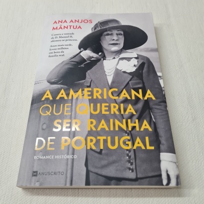 Capa de livro com fotografia preto e branco de mulher vestida formalmente e texto do título em amarelo e vermelho