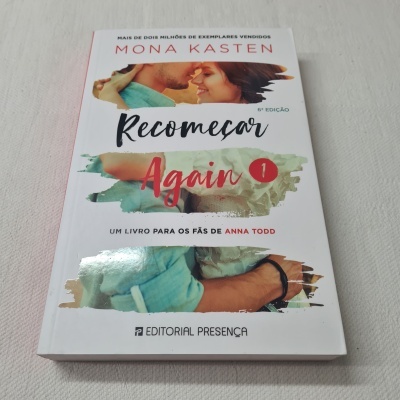 Capa do livro Recomeçar Again 1 com casal abraçado em fundo branco