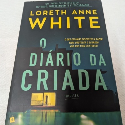 Capa do livro O Diário da Criada de Loreth Anne White com fundo escuro e casa iluminada