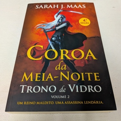 Capa do livro Coroa da Meia-Noite Trono de Vidro Volume 2 com figura feminina segurando espada