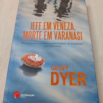 Capa do livro Jeff em Veneza, Morte em Varanasi com fundo azul e vela acesa