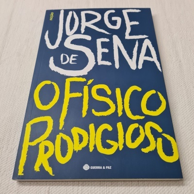 Livro 'Jorge de Sena O Físico Prodigioso' capa azul com letras brancas e amarelas
