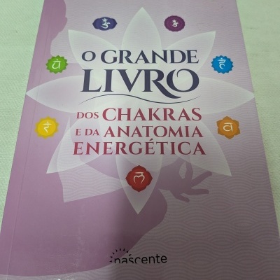 Capa de livro cor de rosa sobre chakras e anatomia energética com símbolos coloridos