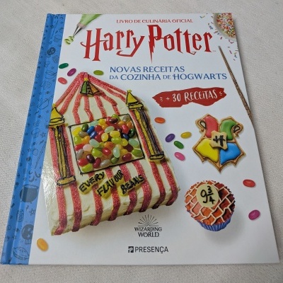 Capa do livro de culinária Harry Potter com doces coloridos e texto detalhado