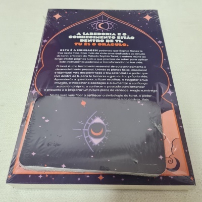 Caixa de tarô roxa com lua crescente e texto em português