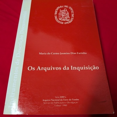 Livro Os Arquivos da Inquisição com capa vermelha em fundo vermelho