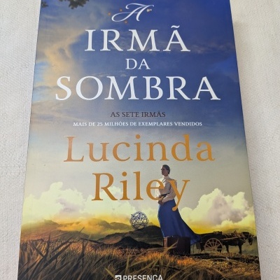 Livro A Irmã da Sombra de Lucinda Riley com capa ilustrada
