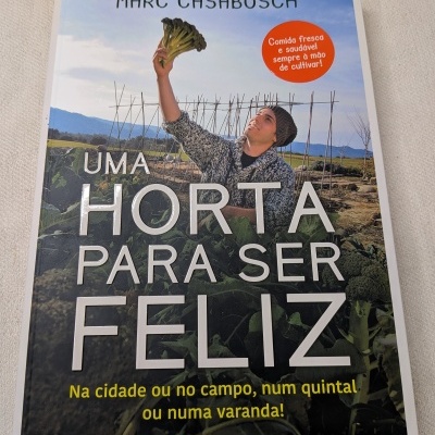 Capa de livro sobre cultivo de hortas com homem segurando brócolos no campo
