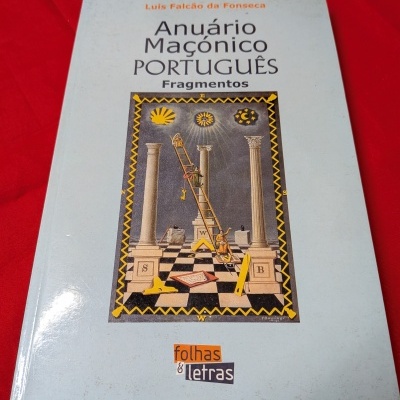 Capa de livro branco Anuário Maçónico Português com ilustração e texto