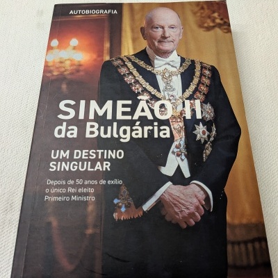 Capa de livro com fotografia de homem idoso em traje formal e texto
