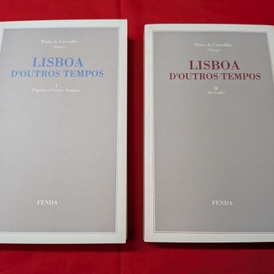 Capas de dois livros cinzentos com títulos Lisboa dOutros Tempos e autor Pinto de Carvalho sobre fundo vermelho