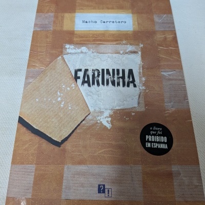 Capa do livro FARINHA com design de mesa de madeira e texto preto