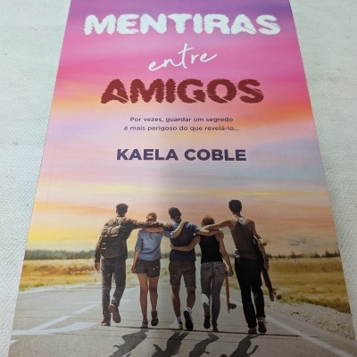 Capa de livro com imagem de cinco jovens de costas numa estrada, texto MENTIRAS entre AMIGOS e autor KAELA COBLE