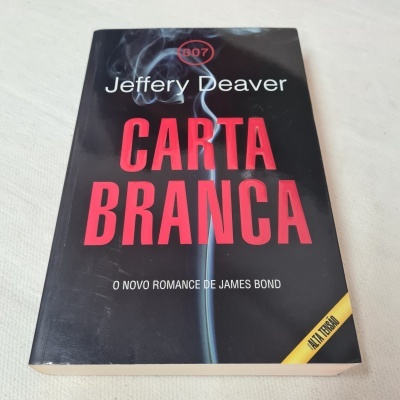 Livro Carta Branca de Jeffery Deaver com capa preta e letras vermelhas e brancas