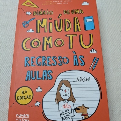 Capa de livro laranja com texto e ilustração de uma menina e um cão