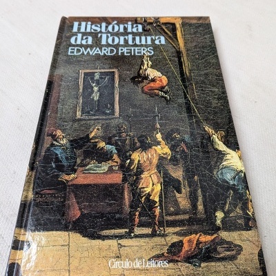 Capa do livro História da Tortura de Edward Peters com ilustração histórica escura.