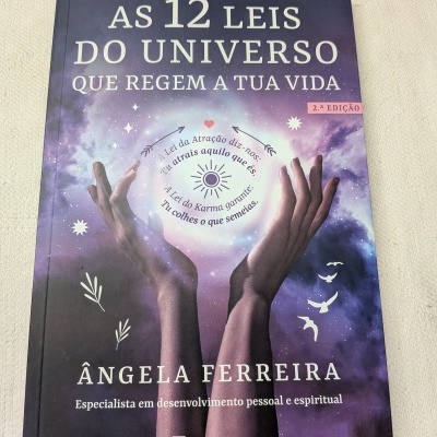 Capa roxa de livro As 12 Leis do Universo que Regem a Tua Vida de Ângela Ferreira.