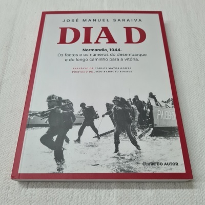 Capa de livro 'DIA D' com fotografia de soldados a desembarcar na praia em Normandia 1944